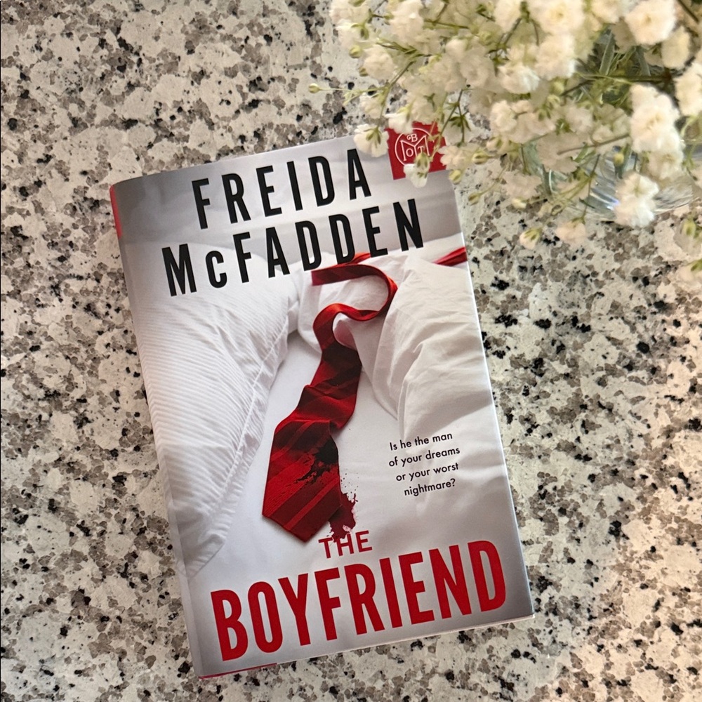 The Boyfriend by Freida McFadden - Red Cover